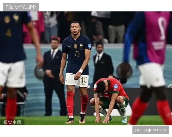 雨中激战，恩波利球员两度滑倒导致失球，主帅场边掩面