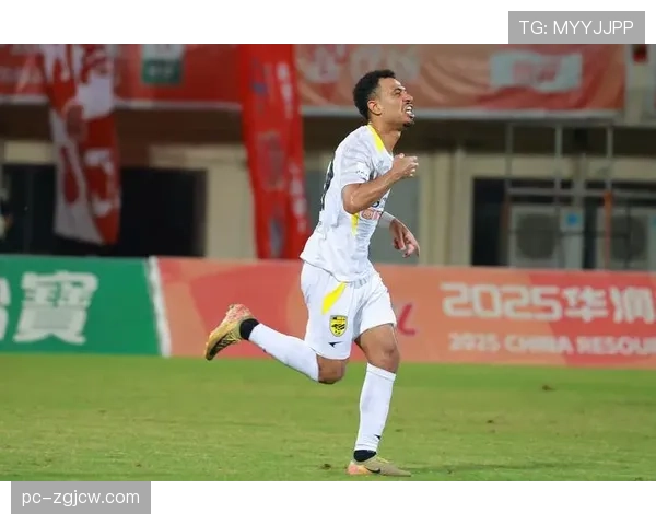 终场:兰斯2-2斯特拉斯堡,主队补时阶段通过一次肋部定位球配合绝平 终场:兰斯2-2斯特拉斯堡,主队补时阶段通过一次肋部定位球配合绝平